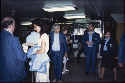 En biljettkontroll vid spärrlinjen på Rådmansgatans tunnelbanestation på 1980-talet. 