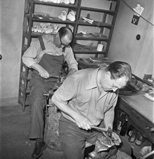 Arbete med proteser på Vanföreanstalten (Norrbackainstitutet) 1951