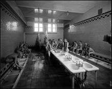 Tvättrum i Adolf Fredriks norra folkskola, Norrtullsgatan 18. Nuvarande Matteusskolan.
