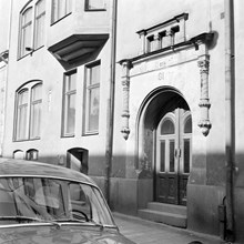 Portal och del av fasad till Linnégatan 81