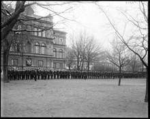 Militärer uppställda framför Sjökrigsskolan på Skeppsholmen