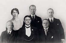 Frimurarbarnhusets styrelse vid 20-årsjubiléet, 1927. Från vänster Otto Lundberg, Ester  Gerdsiö, Erik Broberg, Albin Redtzer, Nils Lantz och Henning Sahlberg.