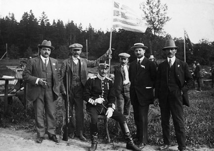 Olympiska spelen i Stockholm 1912. Gruppbild av det grekiska pistolskyttelaget med sin svenske ledare kapten Unander.
