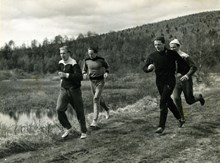 Gunder Hägg tillsammans med träningskamrater i Vålådalen