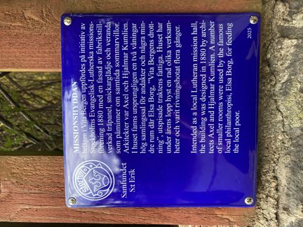 Blå emalj med vit text