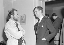 Carlo Derkert och konstnären Roland Svensson på Konstklubben