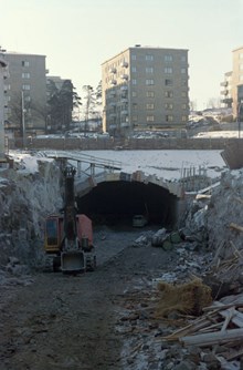 Essingeleden dras fram under Fredhäll. Tunnel under byggnad