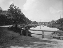 Hammarby sjö med Danviksklippan t v och Liljeholmens stearinfabrik t h
