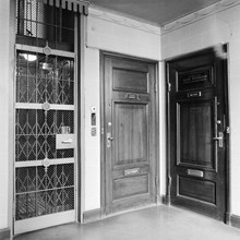Dörrar och hissgrind på våningsplan, Sankt Eriksgatan 81
