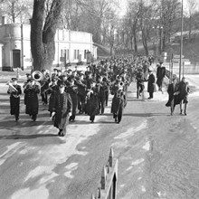 Militär musikkår leder tåget av skolbarn som besöker Skeppsholmen