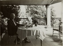 Prins Eugen äter lunch på matsalsverandan, Waldemarsudde