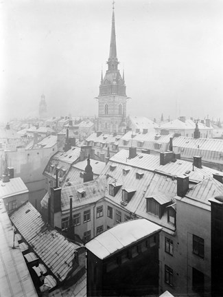 Snöiga hustak, Tyska kyrkans torn i bakgrunden.