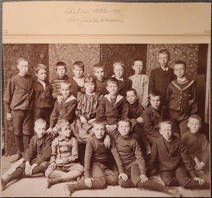 Svartvitt fotografi på barn från Beskowska skolan, övre första klassen