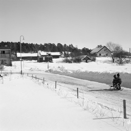 Vy från sydväst mot Anneboda gård längs Sylvestergatan med kälkåkande barn. Till vänster skymtar radhuset vid Sylvestergatan 12.