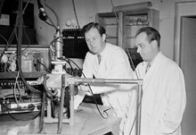 Karolinska Institutet, Cellforskningsavdelningen. Docent A. Engström och med.lic. S. Bellman vid apparaturen för röntgenabsorptionsmätning