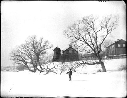 Vinterbild med hus och en kvarn