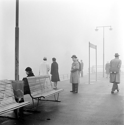 Väntande resenärer i dimma på perrongen vid tunnelbanestation Svedmyra.