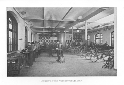 Svartvitt fotografi på uppställda cyklar från Wiklunds cyklar. 