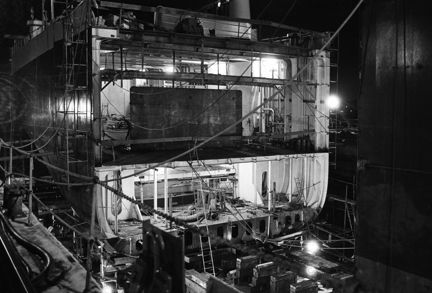 Ekensbergs varv 1970. Lastfartyget SCANDIC förlängs i stora dockan.