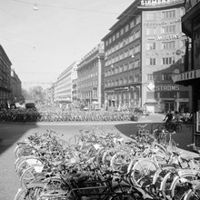Cykelparkering på Sveavägen vid korsningen med Kungsgatan. Vy norrut från Oxtorgsgatan