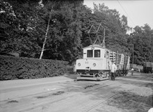 Transport av ved på Vallhallavägen under  kristiden omkring år 1917. Lok nr 912, SNS litt. E2 (AEG 1911).