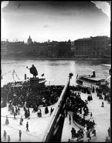 Kejsar Vilhelm II besöker Stockholm. Mottagning vid Gustav III:s staty på Skeppsbron sett ifrån Slottsbacken