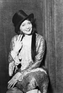 Porträtt av sångerskan och skådespelerskan Zarah Leander, iklädd hög hatt