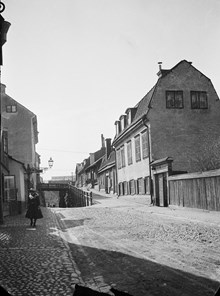 Gotlandsgatan västerut mot Götgatan. En flicka passerar Gotlandsgatan 6