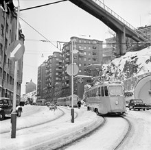 Katarinavägen. Spårvagnen tar sig fram genom snön ner mot slussen