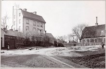 Kvarteret Bergsklippan Större och Lilla Västra Kvarngränd strax nedanför korsningen med Östra Kvarngränd på Kungsklippan år 1894. 