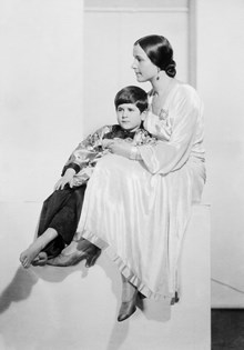 Porträtt av Mathilde Schildt tillsammans med sin son Göran