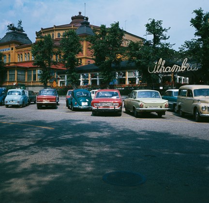 Ett tiotal bilar framför Cirkus på Djurgården