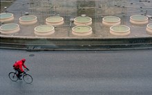 En cyklist susar förbi fontänen vid Sergels torg