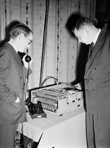 Biltelefonen demonstreras, troligtvis av uppfinnarna och byråingenjörerna Sture Lauhrén och Ragnar Berglund, för svenska uppfinnarföreningen