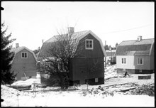 Hus i kvarteret Bokhyllan 5 i Olovslunds småstugeområde vintertid