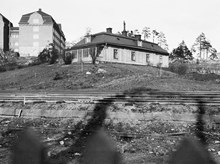 Tomteboda. Till vänster f.d. Kontrollkontoret som uppfördes som kontorsbyggnad åt SJ 1912. Trähuset t. h. revs 1915