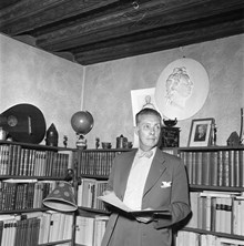 Porträtt av Olof ""Olle"" Byström, Bellmanssällskapets sekreterare och utgivare av Bellmans samlade skrifter, i sitt hem i Gamla Stan