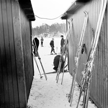 Barn på skidor nedanför skidbacke i Hemskogen