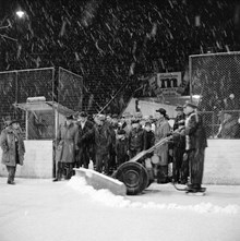 Johanneshov isstadion. Snöskottning av rinken. Matchen mellan Göta och Gävle fick ställas in p.g.a. snöovädret