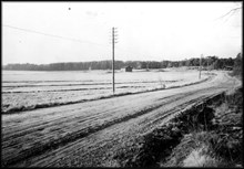 Skarpnäcksvägen före bebyggelse i Skarpnäck småstugeområde. Ladan som syns är Pungpinetorpets lada och användes till förråd.