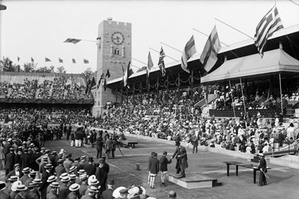 Olympiska spelen i Stockholm 1912. Kung Gustaf V förrättar prisutdelning på Stockholms stadion.