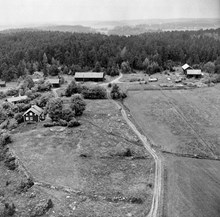 Flygbild över Stora Tensta by mot nordväst, troligen från 1950-talet.