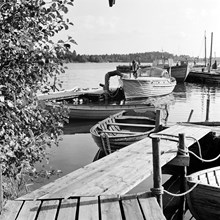 Fiskeläge i Rävsnäs med brygga och förtöjda båtar