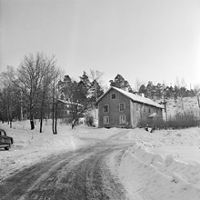 Arbetarbostäder vid Mörtviken tillhörande Vintervikens fabriker. Det bortre av husen numera rivet.