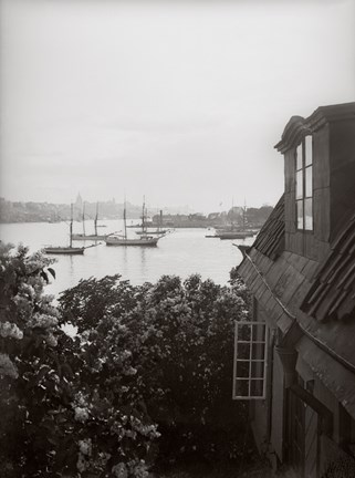 Fotografiet visar utsikten mot Stockholm från Gamla husets balkong på Waldemarsudde vid sekelskiftet 1900.