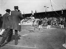 Olympiska spelen i Stockholm 1912. Svensken Erik Lemming mitt i sitt segerkast i spjut på 60,65 meter.