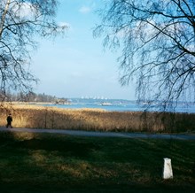 Djurgården; promenadväg vid Isbladsviken. I fonden Lidingö