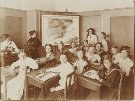 Fotografi på elever under geografilektion på Anna Sandströms skola