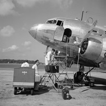 Ett ABA-flygplan, en Douglas DC-3, på Bromma flygplats