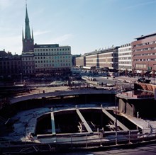Vy från Stockholmsterrassen mot Klarabergsgatan. I förgrunden byggandet av fontänen vid Sergels Torg